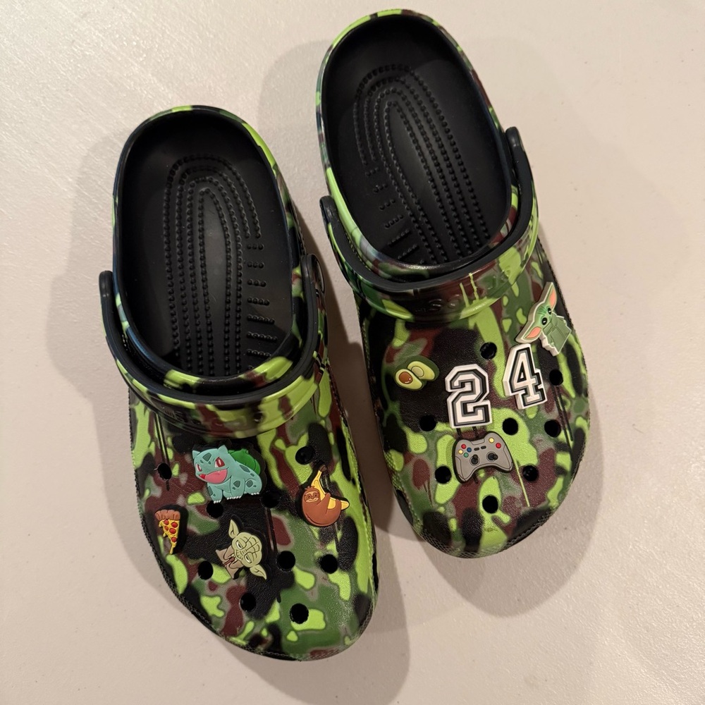 CROCS Men’s Green Camouflage w/ Charms M9/W11